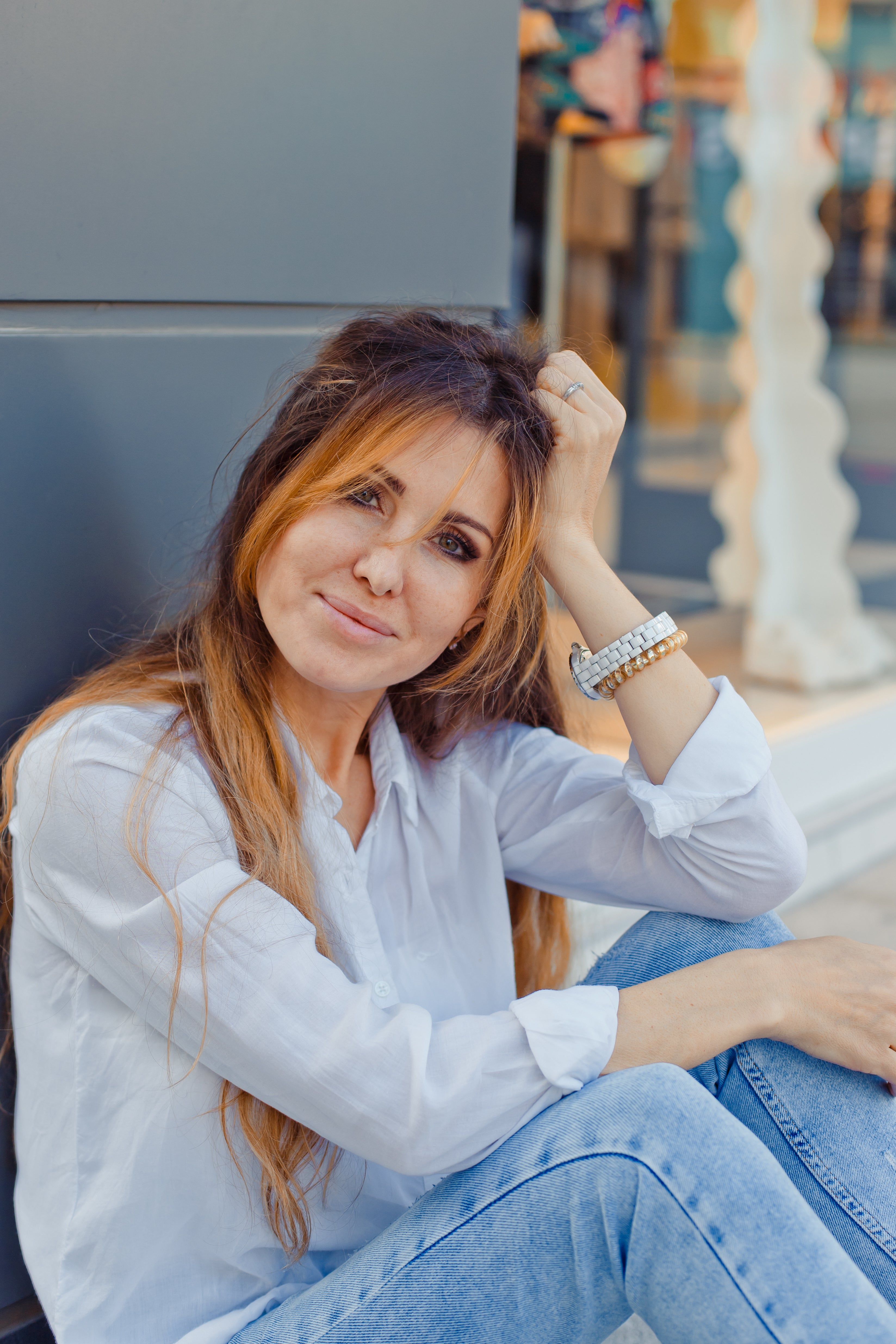 files/retrato-de-mujer-encantadora-sentada-en-el-suelo-sonriendo-en-la-calle-durante-el-dia.jpg